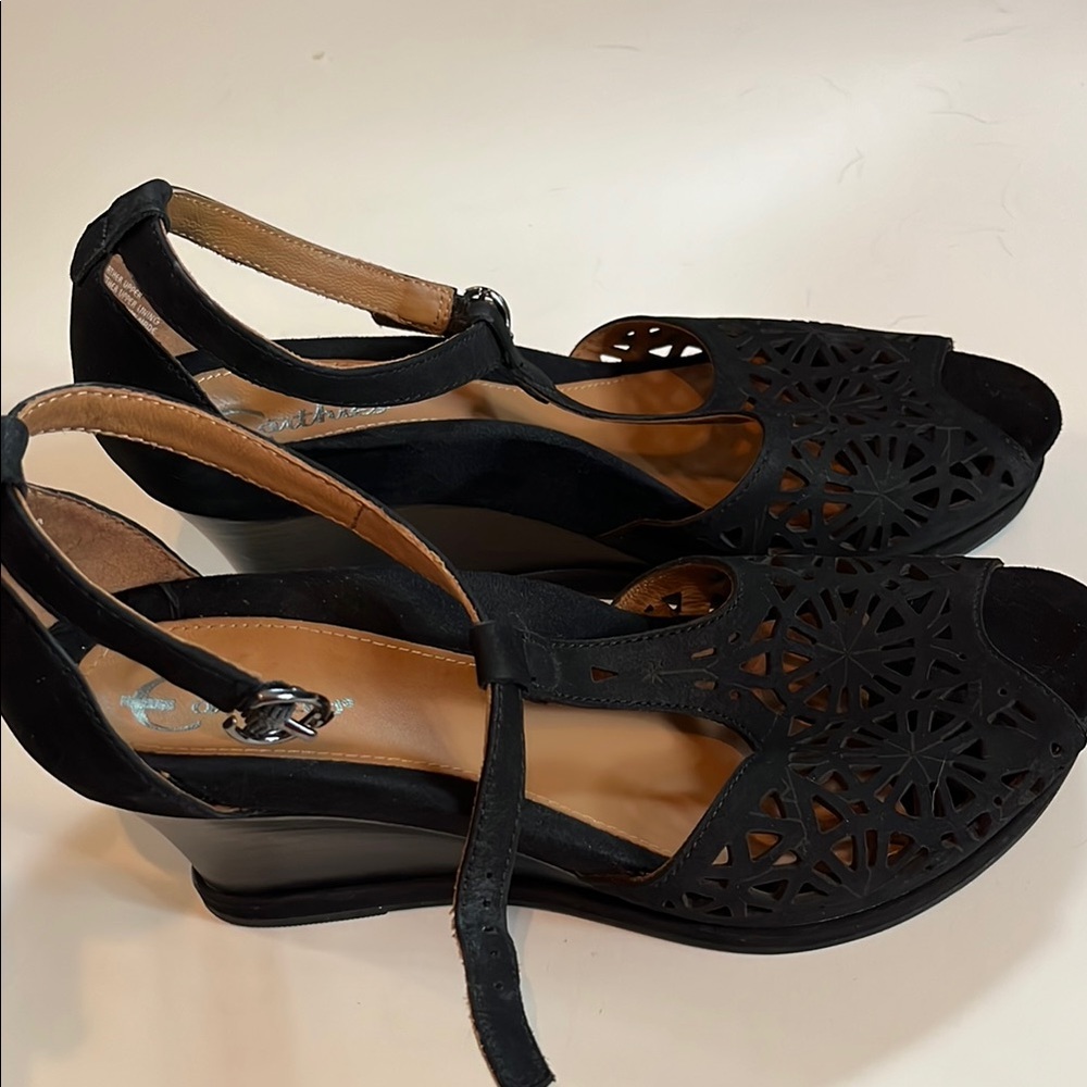 Earthies Black Sandals with Elegant Design